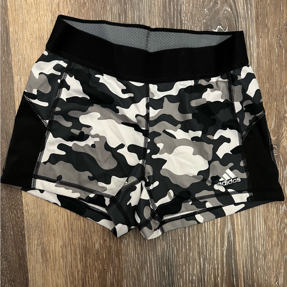 Like New Adidas exercise shorts ✨